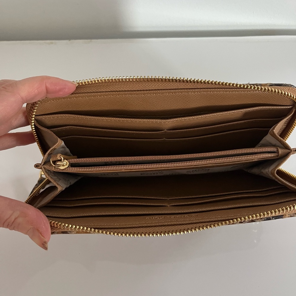 Michael Kors Wallet - Picture 3 of 4